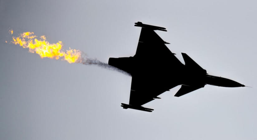 Rakétával és gépágyúlőszerrel a fedélzetén gyulladt ki a Gripen, megszólalt a miniszter (videó)