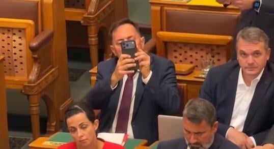 Magyar Péter: Pócs János megint döbbeneteset alakított a Parlamentben
