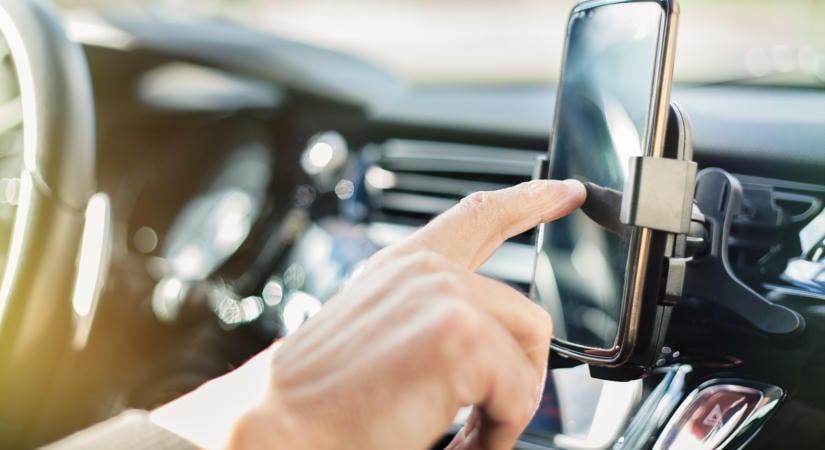 Az autósokat is segítő rendszerrel bővülnek a mobilok