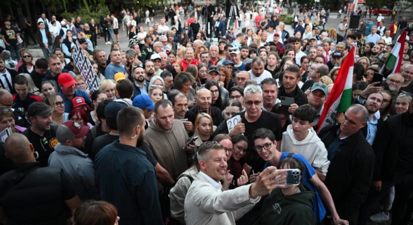 21 Kutatóközpont: Májushoz képest jelentősen visszaesett a Tisza Párt, de így is óriási a fölénye