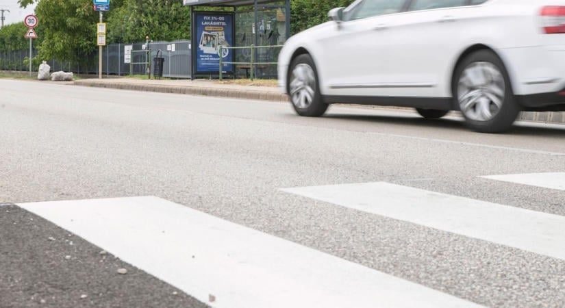 Rálép a gyalogos, és felvillan a lézerszőnyeg – ilyenek az új szolnoki okos zebrák