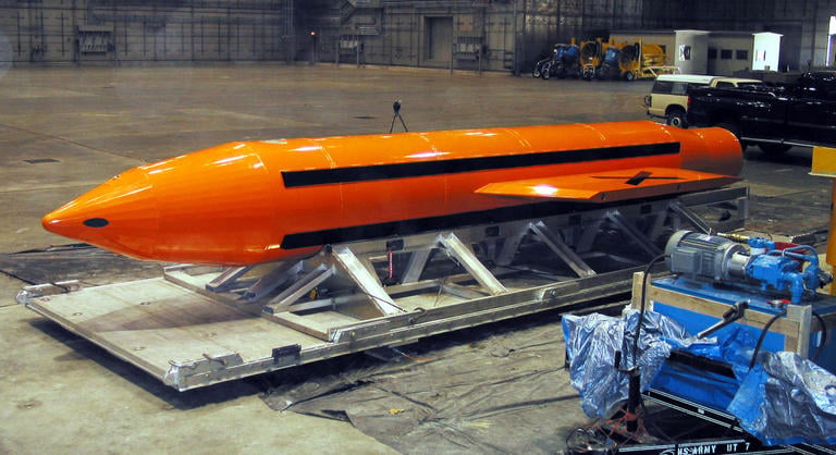 Pusztító csapásra készül Donald Trump, bevetheti „minden bombák anyját” Irán ellen