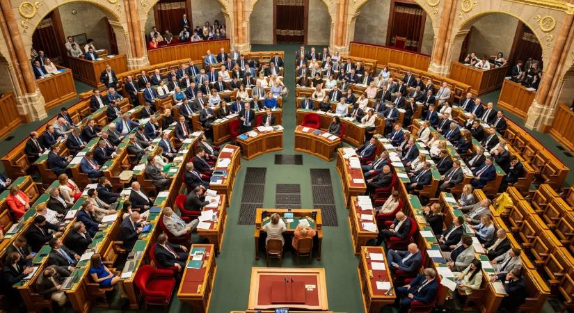 Magyar Péter felszólalásával kezdődik a parlament rendkívüli ülése – kövesse nálunk élőben!