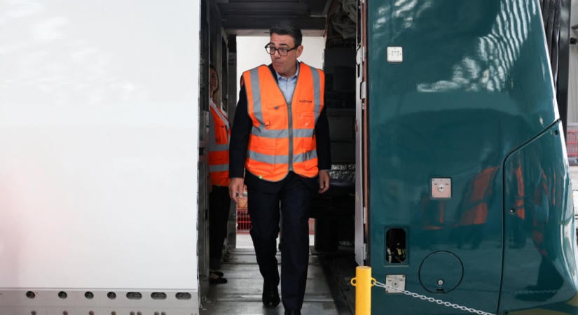 Sztrájkoló sírásókkal riogat a brit jobboldal, Andy Burnham viszont évtizedek óta a legbaloldalibb programmal, és rég tapasztalt lendülettel kezdte meg miniszterelnökségét