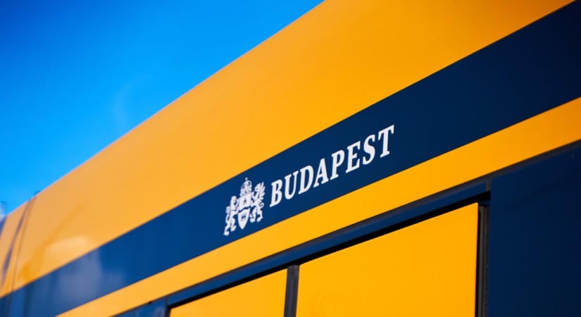 Öt év börtönt is kaphat: kamerán rögzítették, ahogy lerángatott egy nőt a villamosról