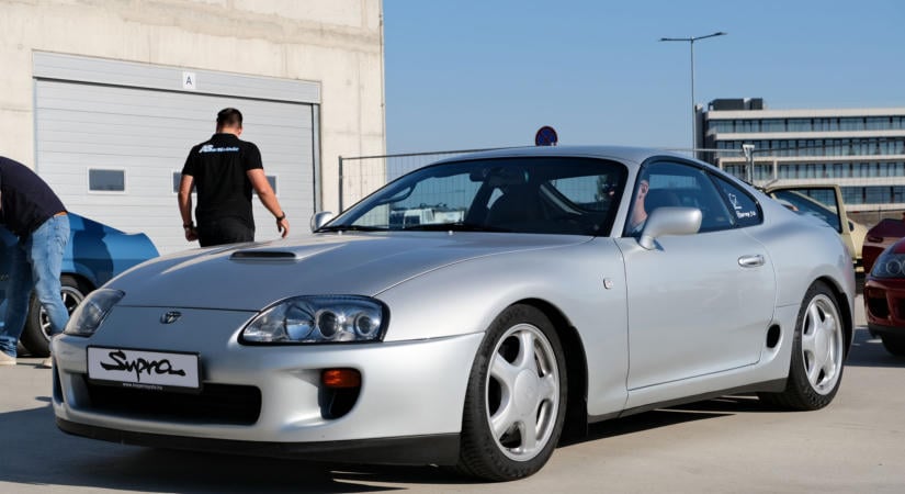 Váratlan Toyotákat rejtenek a magyar garázsok