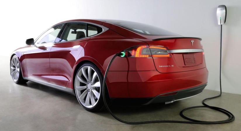 Elérte a hárommillió kilométert a legtöbbet futott Tesla – szinte csak a rekordoknak él a tulajdonosa