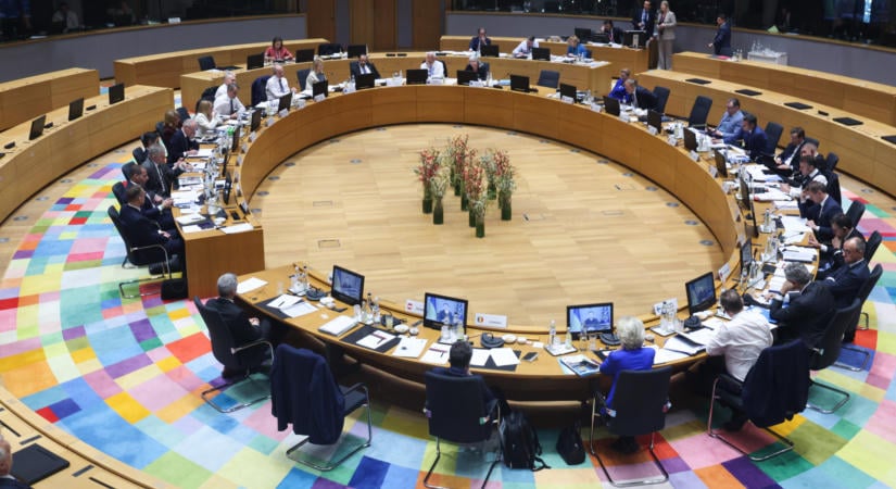 Érik a politikai tömegkarambol, az egész EU megbénulásától tartanak