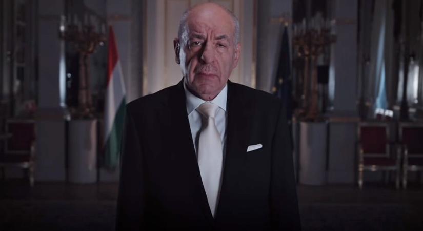 Sulyok aláírta az alaptörvény-módosítást, majd elkezdett tiltakozni ellene