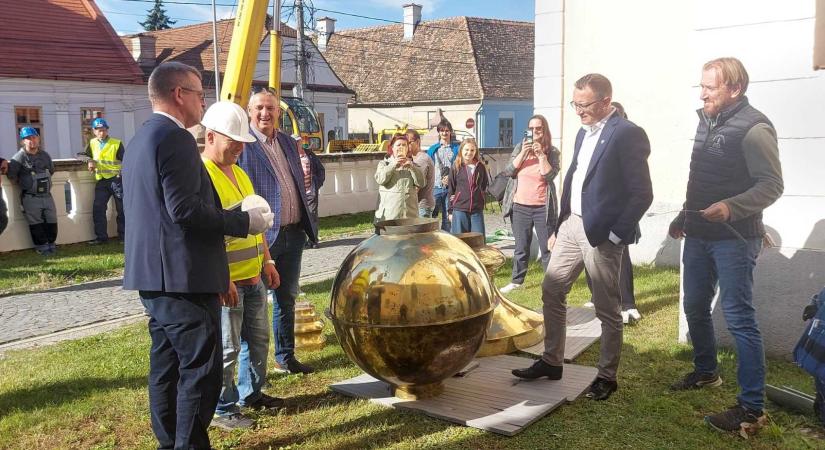 A jövőnek üzent Gyergyószentmiklós: új időkapszula került a templomtoronyba