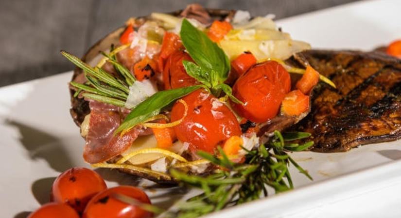 Töltött grillezett portobello gomba prosciuttóval és parmezánnal