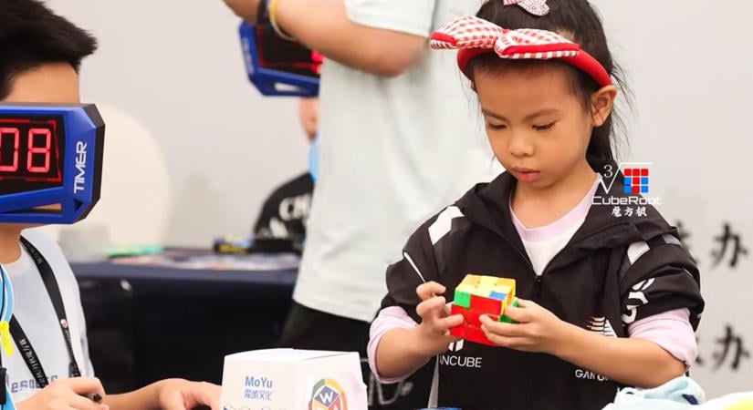 Videó: Egy hatéves kínai kislány megdöntötte a Rubik-kocka kirakás rekordját