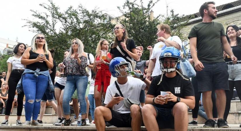 Pont ott party lesz a Csengey-kertben