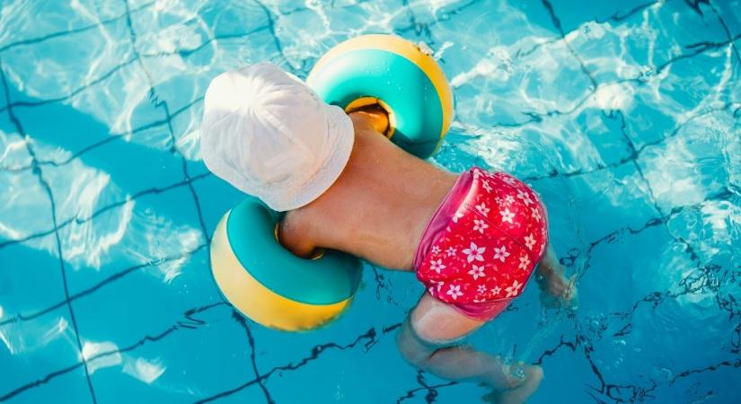 Kevés szülő tudja ezt, amikor karúszót ad a gyerekére – mire figyelmeztetnek az úszásoktatók?