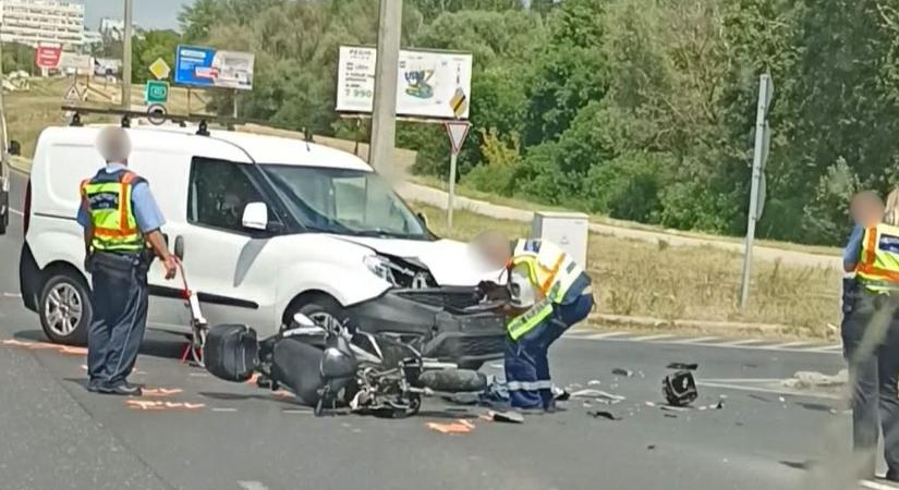 Nem adott elsőbbséget az autós – letarolta a szemből érkező motorost a Tószegi úton