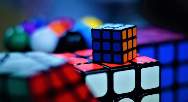 Három nap alatt kétszer is megdöntötte a Rubik-kocka kirakásának női rekordját egy mindössze 6 éves kínai kislány