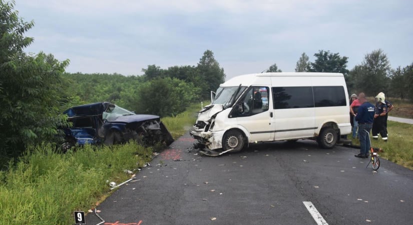 Ketten meghaltak, nyolcan megsérültek a 471-esen – a balesetet okozó sofőrnek felelnie kell a halálos kanyarért (fotókkal, videóval)