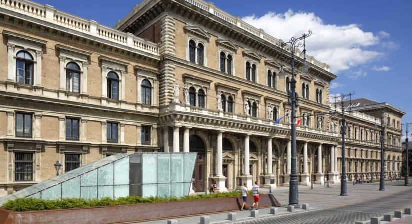 Kiemelkedően jó befektetés a diploma Magyarországon, mégis túl kevesen tanulnak tovább