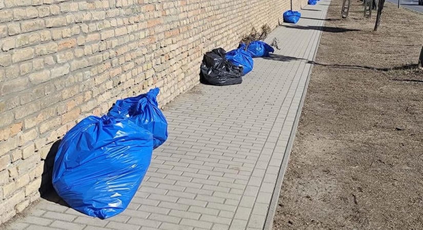 Rejtélyes, teletömött kék szemeteszsákok jelentek meg a tolnai kápolna környékén