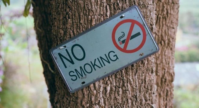 A munkavédelem megkerülhetetlen jelzése: a tiltó tábla