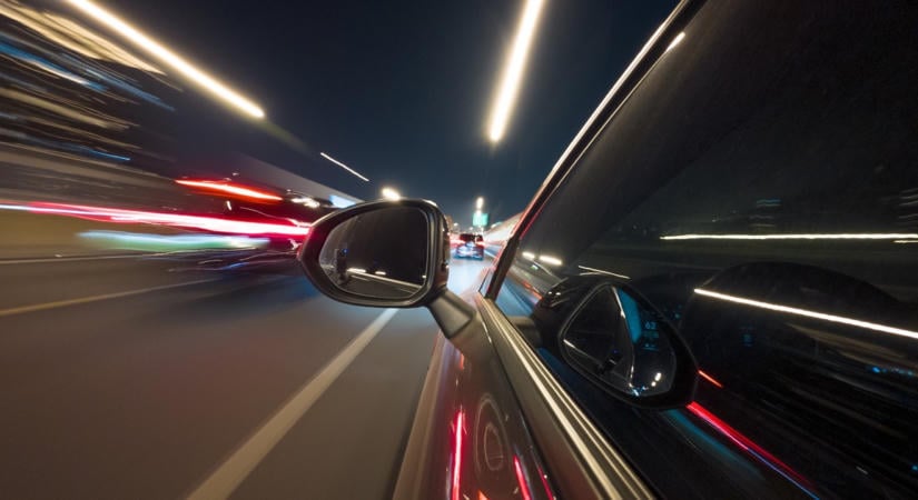 Sokkoló videó: Majdnem a HÉV elé hajtott egy nő Dunaharasztin