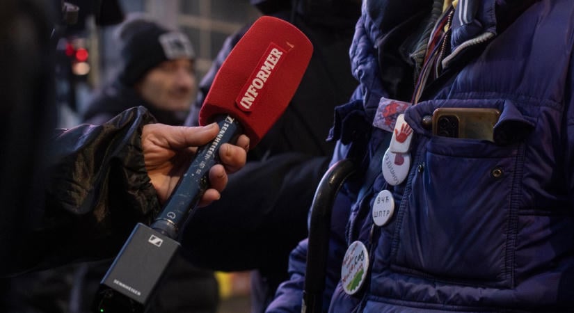 Betörtek a tüntetők a tévészékházba, megszakadt az élő adás – videón az óriási balhé a szerb ellenzék győzelme után