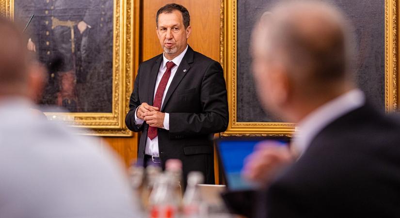 Horváth Gábor képviselőnek sikerült olyan méltatlanul felszólalni a szombathelyi közgyűlésen, hogy a képviselők többsége inkább kivonult a teremből ahelyett, hogy őt hallgassa