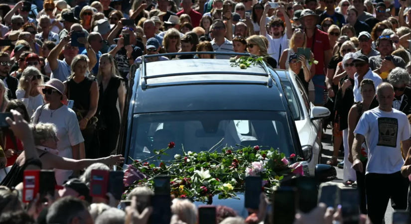 Elárasztották a rajongók Bonnie Tyler szülővárosát az énekesnő temetésére