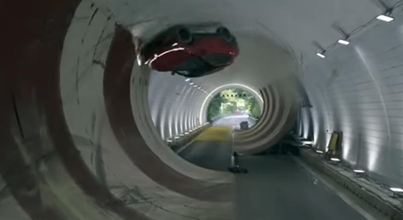 Fejjel lefelé hajtott át az alagúton egy kínai SUV