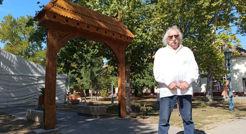 Új látványosság fogadja a főtérre érkezőket – minden részletének története van