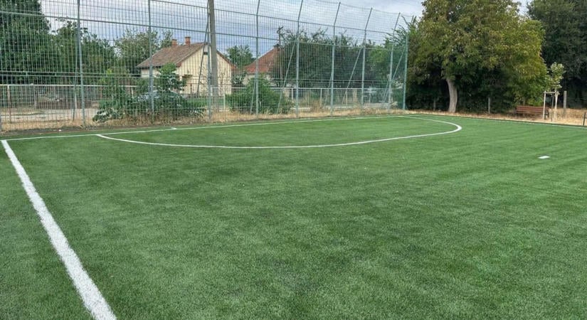 Elkészült az új műfüves sportpálya Hajdú-Biharban! Ekkor lesz az átadó