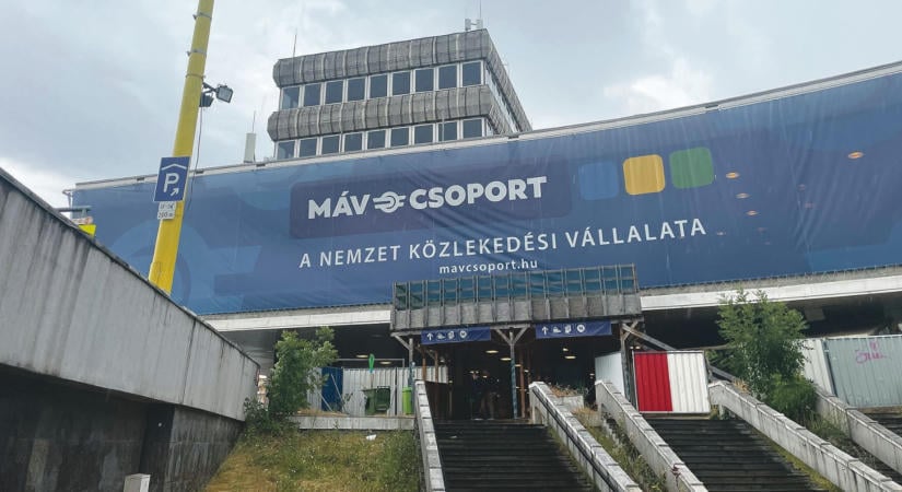 Nagy volt a káosz a reggeli csúcsban, mert kisiklott egy mozdony a Déliben