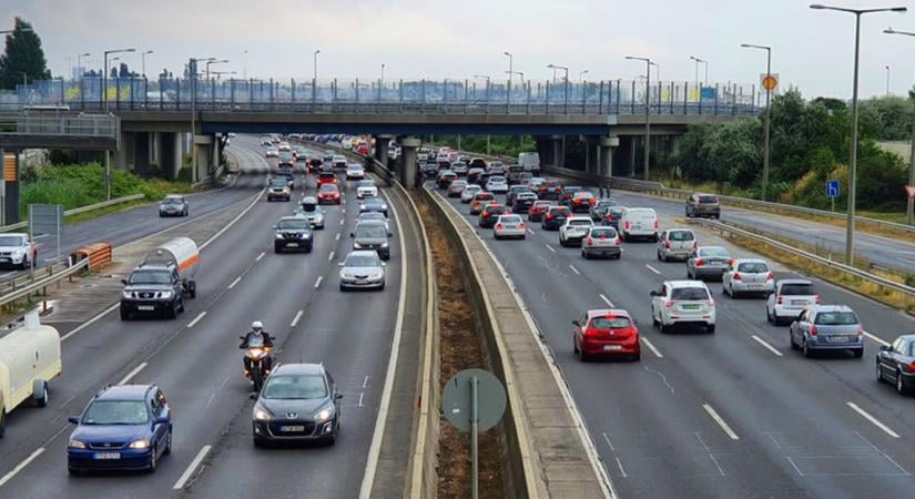 Óriási dugók hétfőtől: burkolatjavítás kezdődik az M1 és az M7 közös szakaszán, és az M0-áson