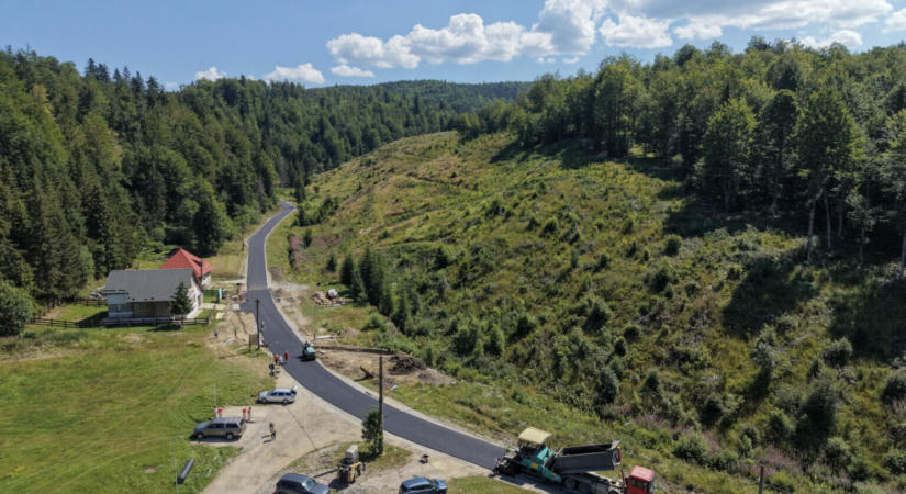 Hideg újrahasznosítási technológiával újítják fel Bihar kiemelt turistacélpontjának főútját - FOTÓK