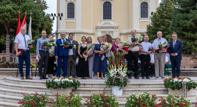Kilencen kaptak rangos elismerést Tatán – két új díszpolgárt is köszöntöttek