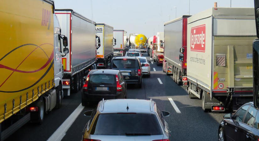 Már 15 kilométeres a dugó az M0 körgyűrűn