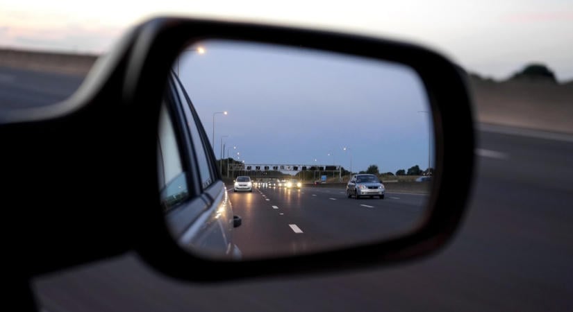 A körforgalomban driftelt, amikor megjelentek a rendőrök: ezután jött a BMW-s váratlan húzása – videó