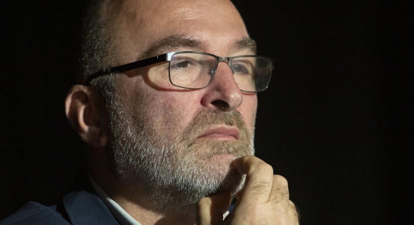Pikó András füstös szobákban hozott egyezségről írt: a fideszes múlt visszaépítésével vádolja a Tiszát és Karácsonyt
