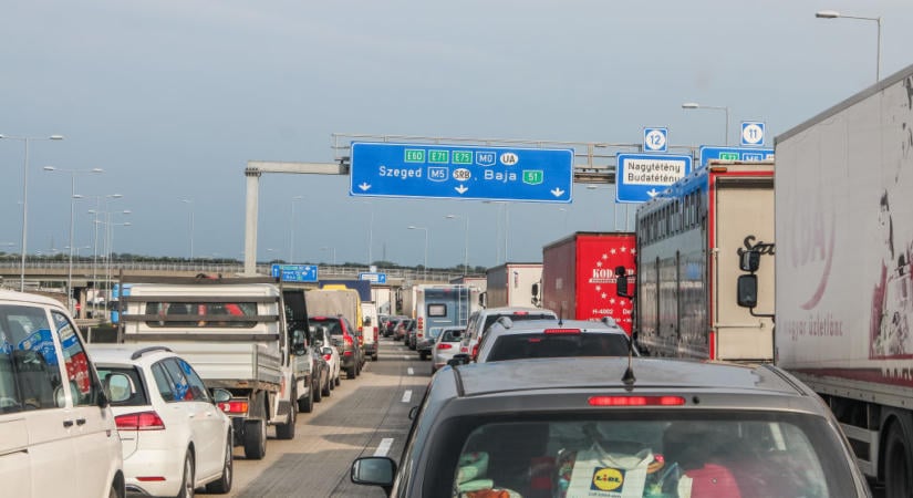 Több százezer magyar autóst érintő határidő közeledik, ezt kell tenni