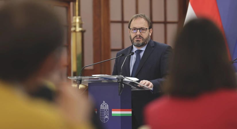 Jön az adócsökkentés és a nagy nyugdíjemelés: benyújtotta a kormány az új törvényeket – mutatjuk a részleteket