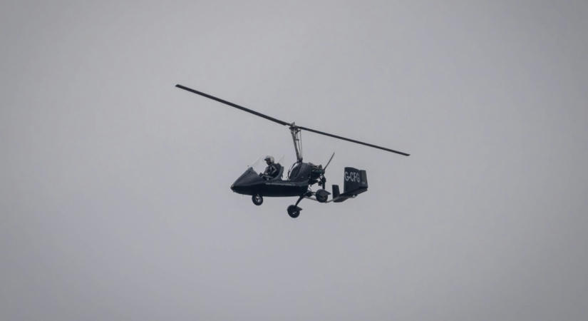 Videóra vették, ahogy egy kisméretű helikopter drótkötélbe akad, majd lángolva becsapódik