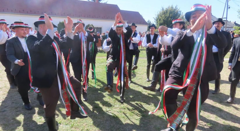 A legények a hagyományos verbunkkal nyitották meg a kónyi búcsút