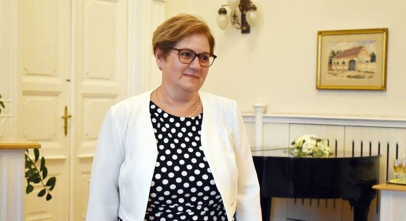 Példamutató munkáját ismerték el Cegléden: Sziváki Ibolya lett az év köztisztviselője