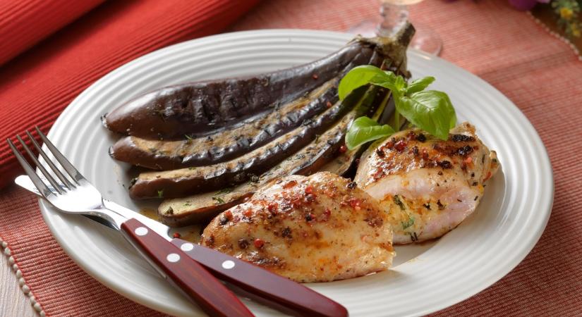 Füstölt sajt került a grillezett csirkemellbe - recept