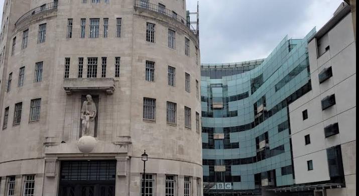 Százmilliós fizetések a közmédiánál: nyilvánosságra hozták a legjobban kereső újságírókat a legendás BBC-nél