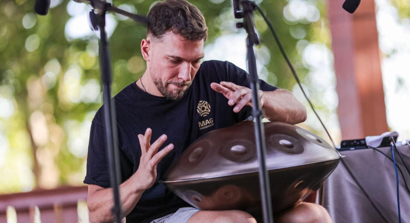 Meditatív dallamok a Radó-szigeten – Második alkalommal várta a látogatókat a MAG Handpan Piknik - fotók, videó
