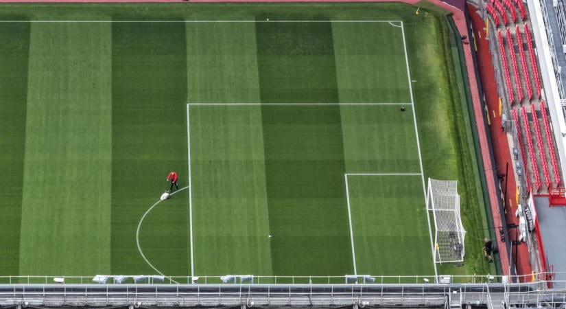 Mintegy 50 ezer forintért most szerezhet egy darabot az Old Trafford gyepéből