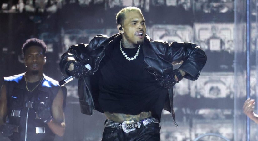 Sokak szerint átlépte az intimitás határát Chris Brown: ezt művelte a színpadon rajongójával