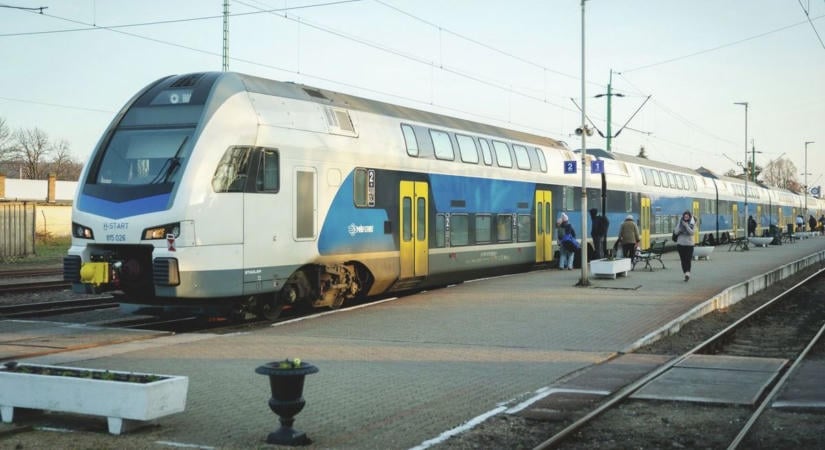 Rosszul lett egy utas, mentőre várnak a Keletiben: jelentős késés bénítja az egri vonatot