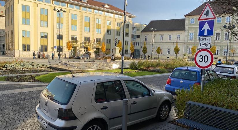 Ennél a fotónál semmi nem mutatja meg jobban, hogy miért nem volt jó ötlet megszüntetni a parkolókat a szombathelyi Berzsenyi téren